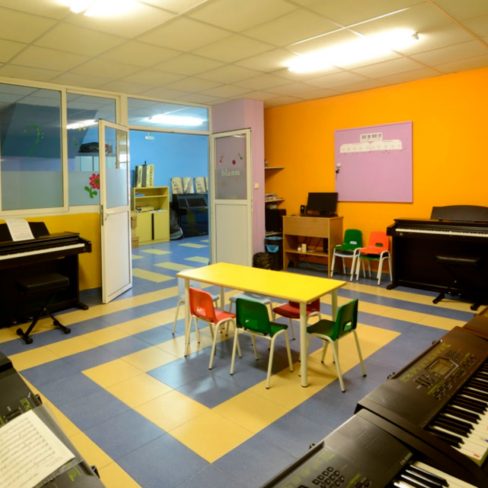 galeria-aulas10-tecnologia-musical-steinberg-cubase-nuendo-waves-audio-mayeusis-composición-canto-piano-jazz-vigo-conservatorio-mayeusis-superior-galicia-formacion-Luces de navidad-vigo-abel caballero