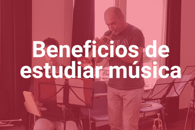 Trompetistas tocando en un lugar lleno de atriles sobre fondo rojo