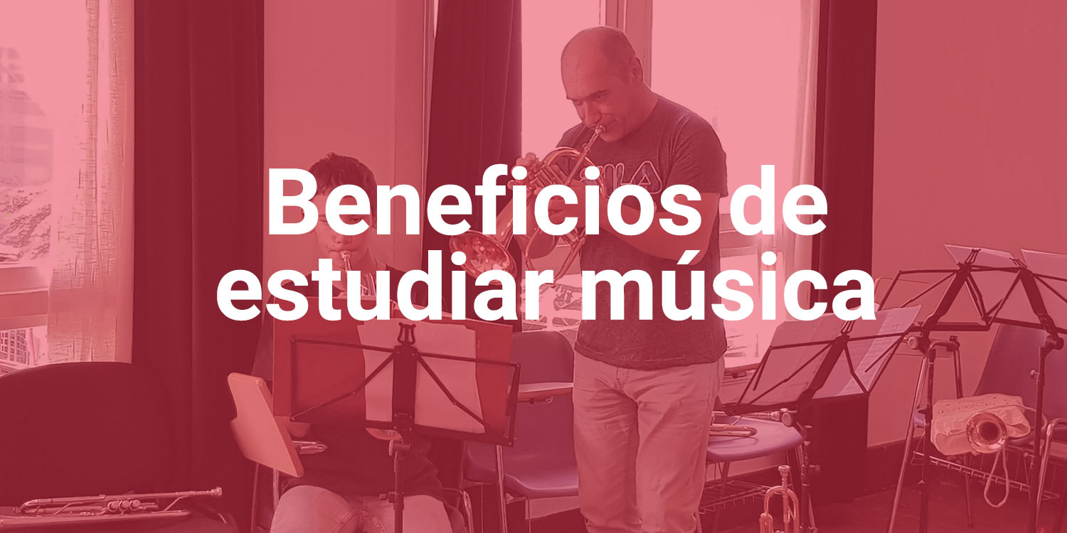 mayeusis-beneficios-estudiar-musica Trompetistas tocando en un lugar lleno de atriles sobre fondo rojo
