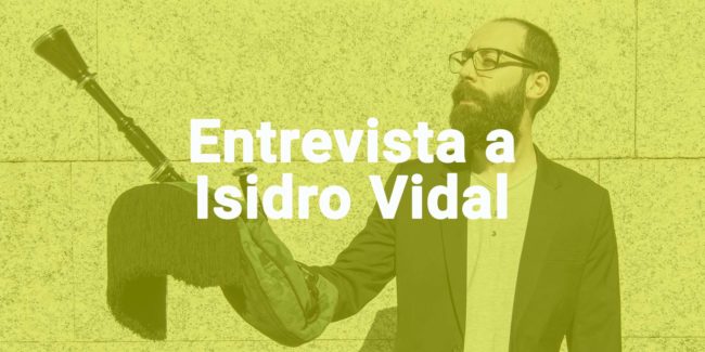 Isidro Vidal con una flauta sobre fondo amarillo