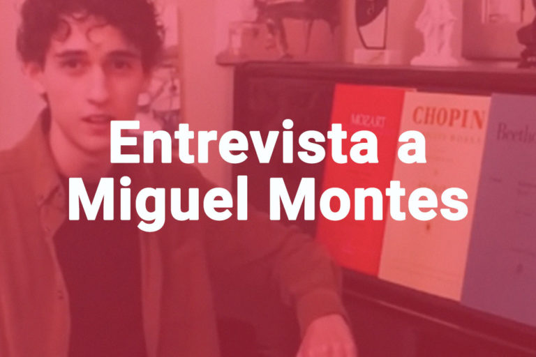 Miguel Montes junto a un piano sobre fondo rojo