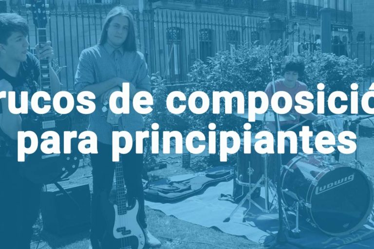 Banda de chicos jóvenes formada por una guitarra eléctrica un bajo y una batería sobre fondo azul
