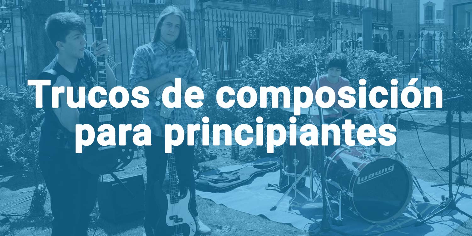 Banda de chicos jóvenes formada por una guitarra eléctrica un bajo y una batería sobre fondo azul