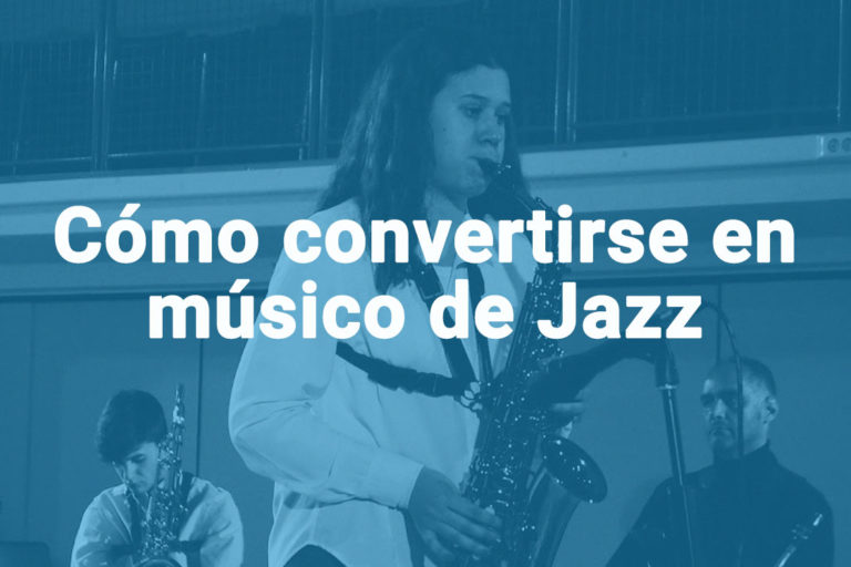 Musico tocando el saxofón sobre fondo azul