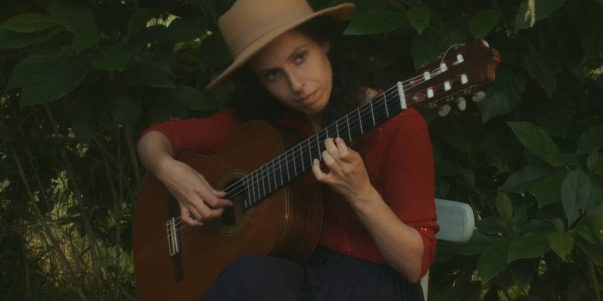 Andrea tocando la guitarra