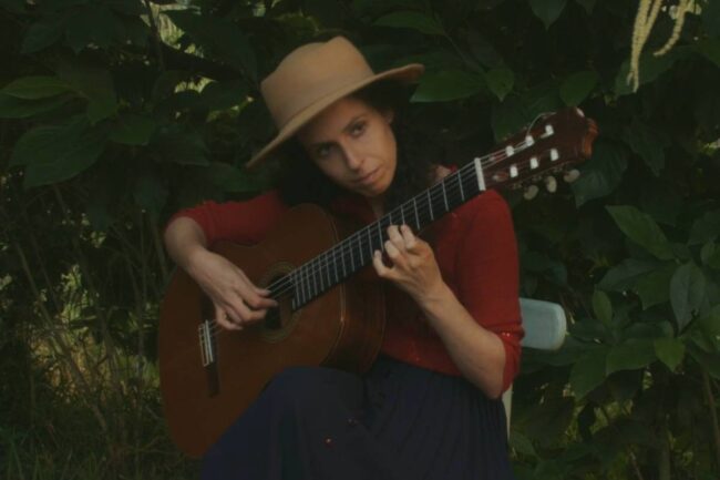 Andrea tocando la guitarra